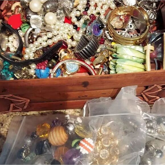 1 pound of Mystery Jewelry - All wearable, organized, & sorted. - Picture 6 of 16
